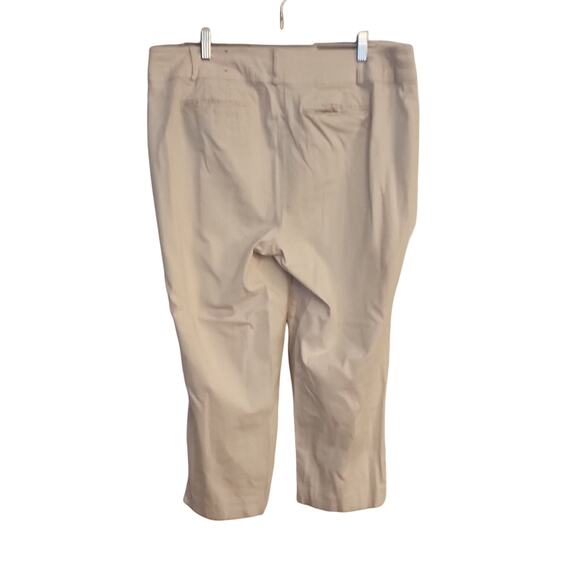 Lane Bryant Crop/Capri Light Colored Pants - Picture 6 of 11